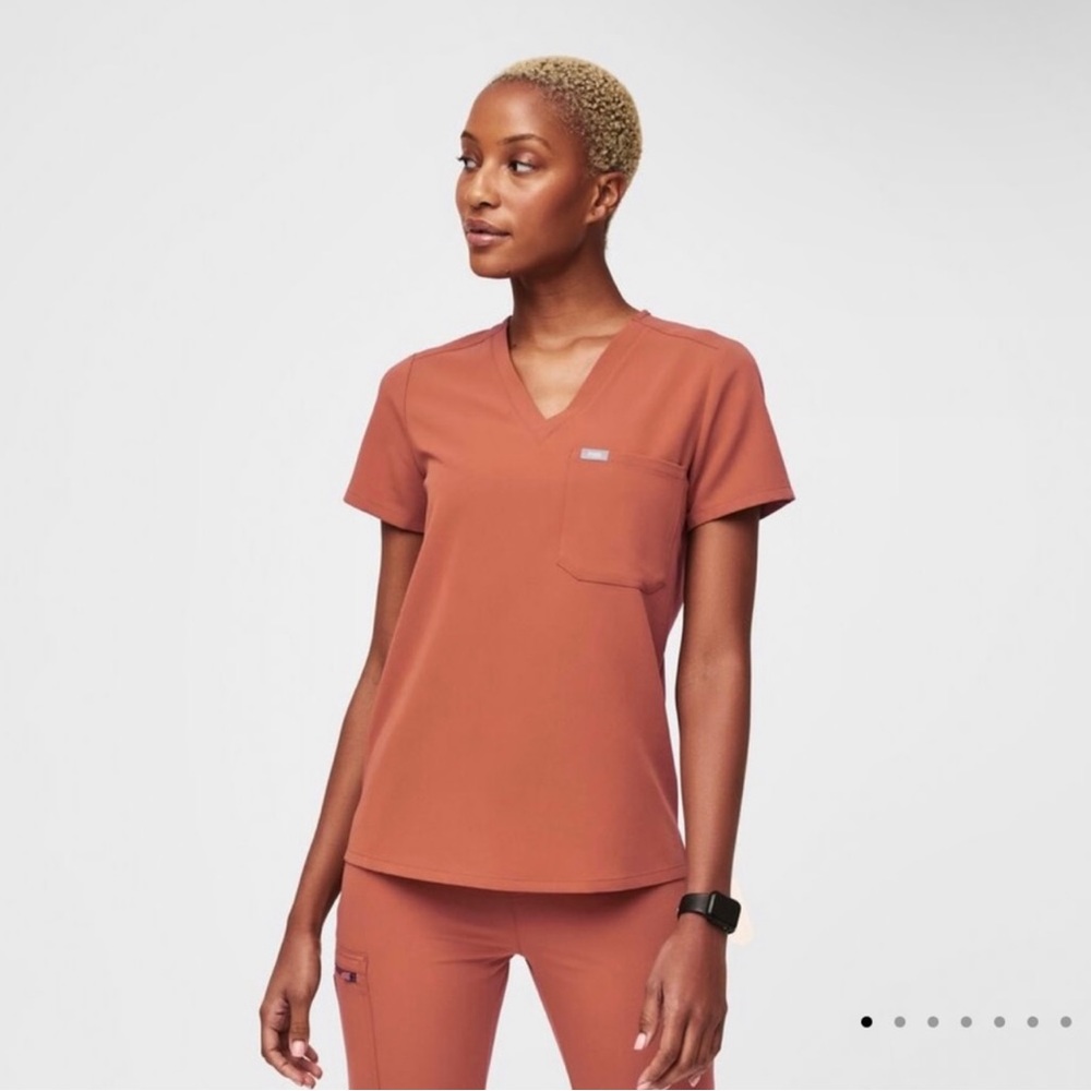 Figs Catarina One Pocket Scrub Top in shade Terracotta Size small NWT